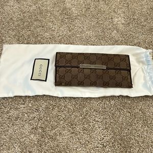 AUTHENTIC Classic Gucci monogram wallet